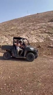 תמונות של מתנחלים מתמוגגים בח'רבת סמרה שבצפון בקעת הירדן, במקביל להקמת מאחז התנחלות ליד בתי התושבים.