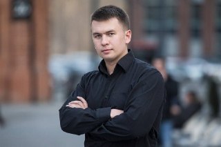 Блогер Илья Ремесло задержан по делу о фейках про ВС РФ.В марте он лежал в психиатрической больнице после размещения антироссийских постов. Ремесло, в последние годы активно писавший обращения по неправомерной деятельности и участвовавший в противодействии