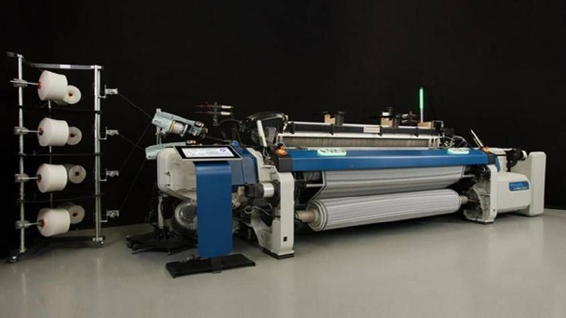 نساج یار NASSAJ YAR: *Picanol OptiMax-i*یک ماشین بافندگی بدون ماکو از نوع Rapier Loom است که برای تولید پارچه‌های تاری ـ پودی با کیفیت بالا و