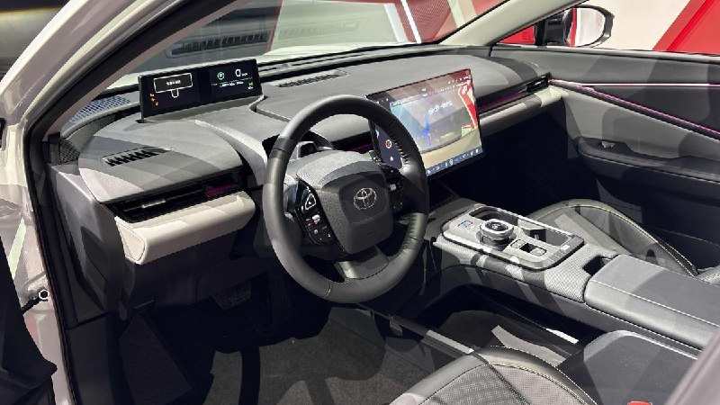 Toyota представила купеобразный кроссовер bZ5 6