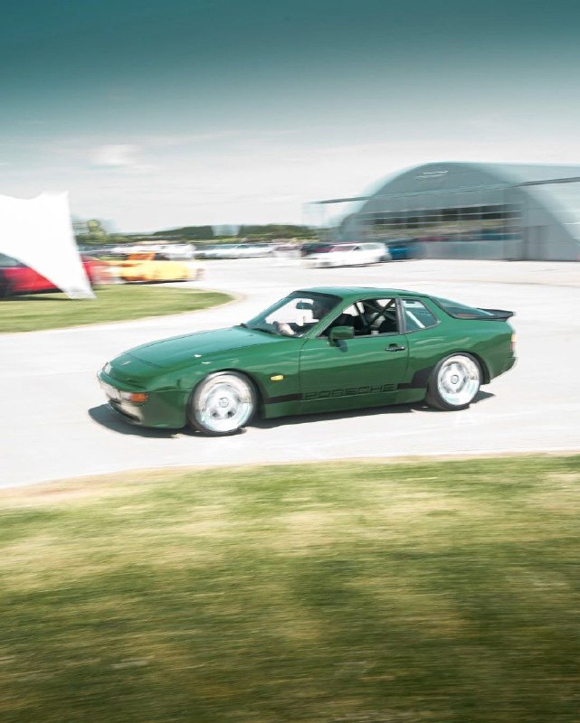 Porsche 944