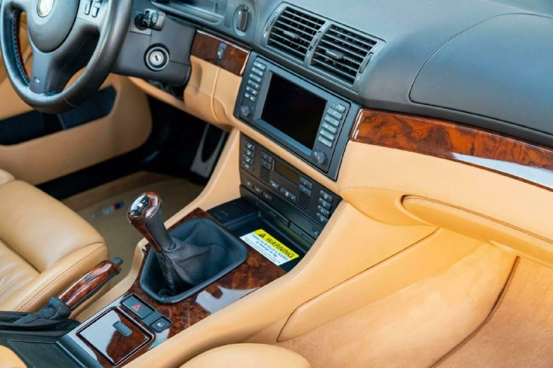 В США обнаружили идеально сохранившийся седан BMW M5 2001 года 4