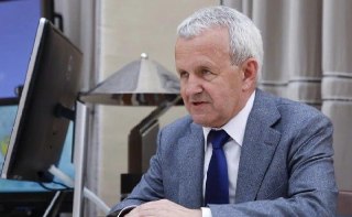 Задержан миллиардер и основной акционер ГК "Эфко" Валерий Кустов. Его подозревают в мошенничестве в особо крупном размере. Вместе с ним взяли и гендира его группы компаний Евгения Ляшенко.Ранее правоохранители арестовали сотрудницу Минпромторга Аллу Полове