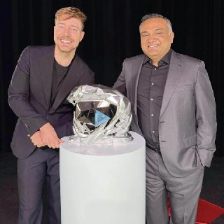 MrBeast набрал 500 млн подписчиковЗа тем, как канал преодолеет рубеж в полмиллиарда подписчиков, 28-летний блогер следил в прямом эфире.В качестве подарка он уже получил от YouTube специальную кнопку с головой пантеры — логотипом канала. Награду вручил Нил