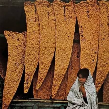 📸 گلچین بهترینها 🗒🎼: شیخ بهایی از علما و دانشمندان قرن دهم هجری را باید مخترع نان سنگک و شکل تنور آن دانست. این اختراع به قدری با دقت و هوشیا