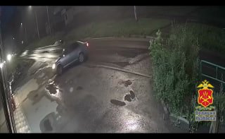 זר פרחים דרך חלון שבור: תושב נובוקוזנצק יישפט על גניבת 17 חרציות גבר בן 34 החליט לבקר חבר עם פרחים בלילה, א…