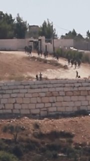 "יותר מ-5 לילות במצור".. מתנחלים הקיפו את בתיהם של 3 משפחות פלסטיניות בקסרה, דרומית לשכם, חסמו כבישים והקימ…