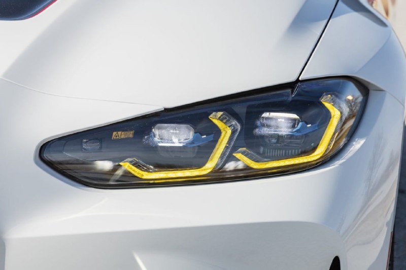 2023 BMW M4 CSL 3