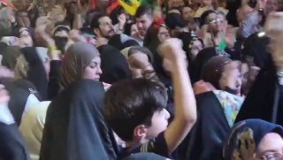 🎦 Another normal night in Revolution Square