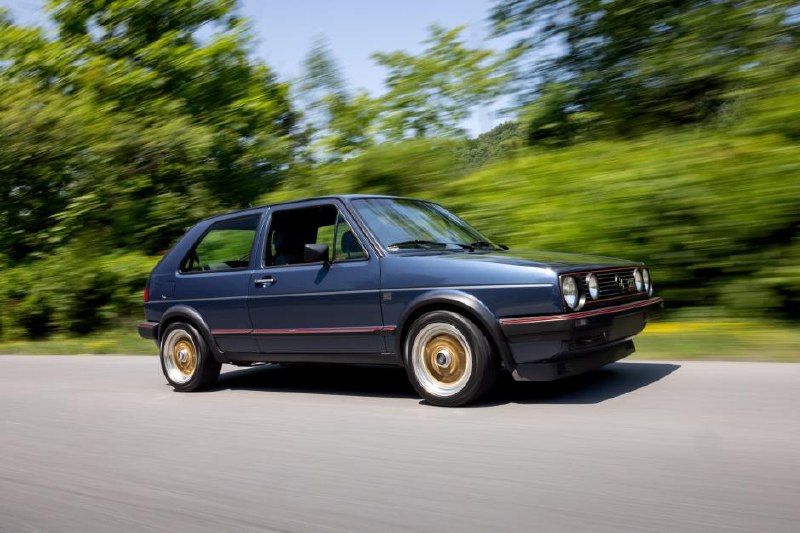 🌞 Встречайте яркий пример заряженного Volkswagen Golf GTI 16V 1987 года! 🚗Мы р
