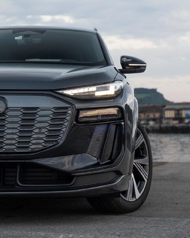 2025 Audi SQ6 e-tron quattro 10
