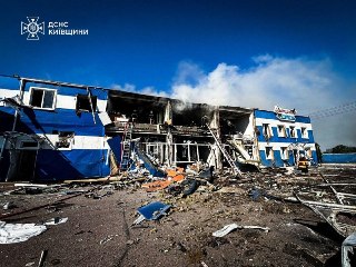 В Киевской области четыре человека погибли и четверо пострадали в результате атаки на административное здание предприятия пищевой промышленности в Броварском районе, сообщают местные власти.