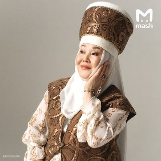 Уборщица Айнура из "Кухни" стала петь на частных мероприятиях и проводить обряды очищения перед обрезанием в Москве из-за невостребованности — в кино ей дают всё меньше и меньше ролей.По данным Mash, Жаныл Кашымбековна, известная как Айнура из ресторана "К