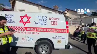🇮🇱 מזעזע: אדם מעורער בנפשו דקר את שכניו בני 4 ו-6 בבית שמש. אחד מהם בהחייאה.