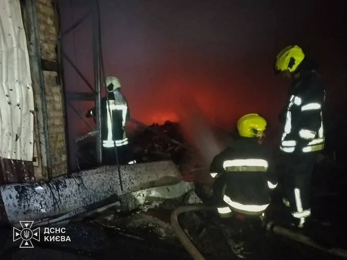 בלילה ובבוקר תקפו הרוסים את קייב עם כלי טיס בליסטיים ובלתי מאוישים, וכתוצאה מכך נהרג אדם אחד ונפצע במחוז דנ…