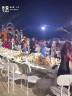 ️🇱🇧 צילומים מהעיר דבאיה מציגים חתונה שהופרעה על ידי רוחות חזקות כאשר סופות רעמים שוטפות את חופי לבנון.
