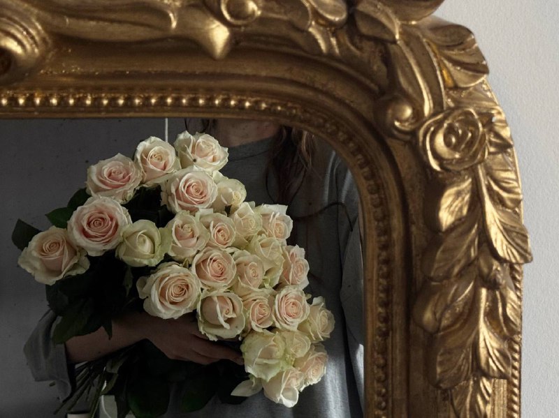 Совсем скоро будут результаты розыгрыша, а пока делюсь с вами важным моментом из своей жизни. Год назад в этот день мне сделали предложение быть вместе с человеком, в которого я влюблена намного дольше, чем мы были вместе. Это так символично! Совпадение? Как вы думаете, бывают ли в жизни настоящие знаки?