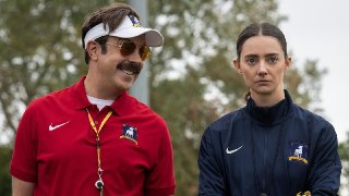 На Apple TV стартовал четвёртый сезон «Теда Лассо»Сериал вернулся спустя три года. По сюжету Тед возвращается в «Ричмонд», но тренировать он будет женскую футбольную команду второго дивизиона.Большинство актёров оригинального каста вернулись к своим ролям.