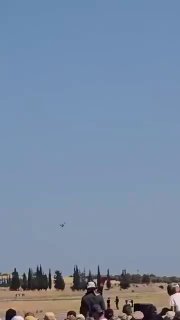 צפו: הרגע שבו מתרסקת פנטום F-4 של חיל האוויר היווני במהלך תצוגה אווירית בבסיס טנגרה.