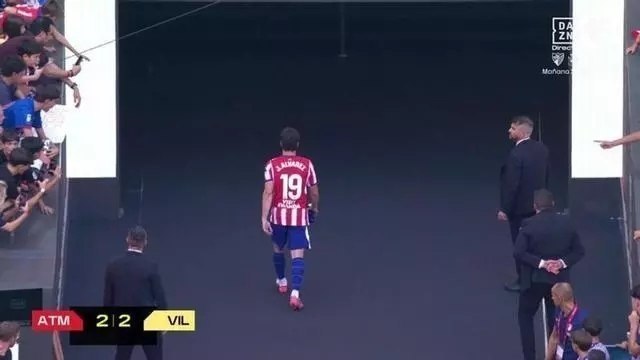 Bad Soccer: 🚨 گاستون آیدول، خبرنگار موثق آرژانتینی: پس از اینکه اتلتیکو تموم پیشنهادایی که برای آلوارز میومد رو تو صفحات مجازیش مسخر