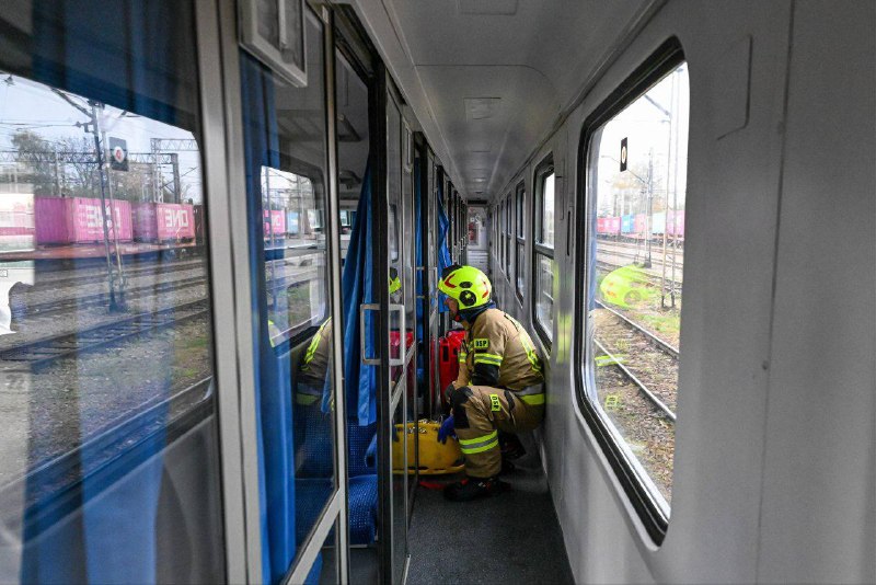 בפולין, ליד הגבול עם אוקראינה, פגע כטב"מ רוסי בתחנת רכבת בכפר הפולני מדיקה סמוך לגבול עם אוקראינה נערכו תרג…