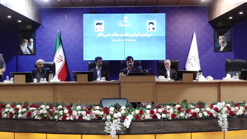 خبرگزاری صداوسیما قم: 🔺 خبرنگاران؛ زبان گویای مردم و پیگیر مطالبات🔹 استاندار قم در نشست صمیمی با خبرنگاران:خبرنگاران چشم و گوش جامعه و زبان گو