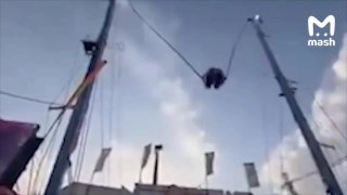 Обрушение аттракциона в Испании — катапульта порвалась в воздухе прямо во время катания.Инцидент произошёл на Севильской ярмарке — ежегодном празднике в Андалусии. Один из тросов не выдержал и лопнул, когда людей уже раскручивали над землёй.В итоге пострад