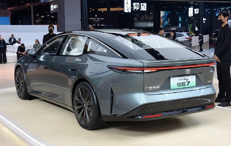 Toyota представила альтернативу Tesla Model S 3
