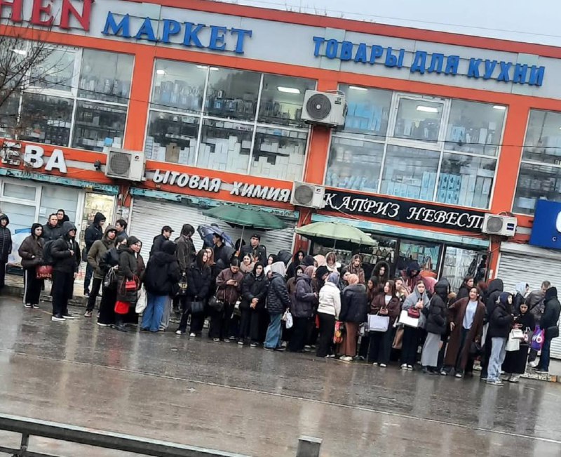 Бардак по улице Сальмана на остановке верхнего рынка. Студенты в дождь ждут общественный транспорт. Здесь необходим навес, знак остановки общественного фото