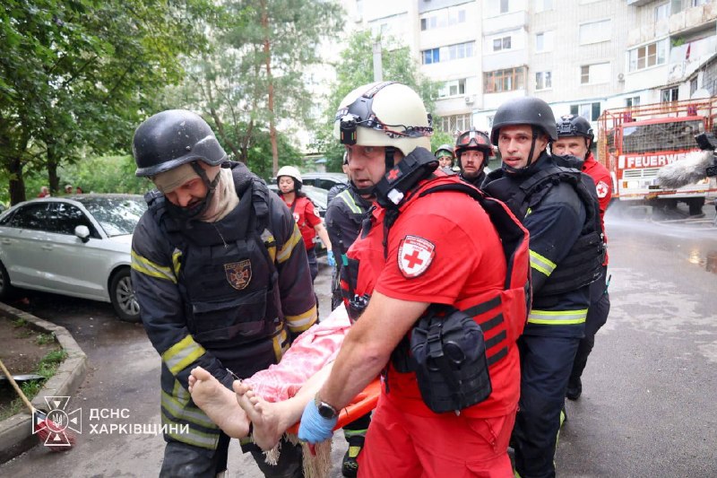 У Харкові після російських ударів по Салтівському району вогнеборці врятували 7 людей із верхніх поверхів багатоповерхівки