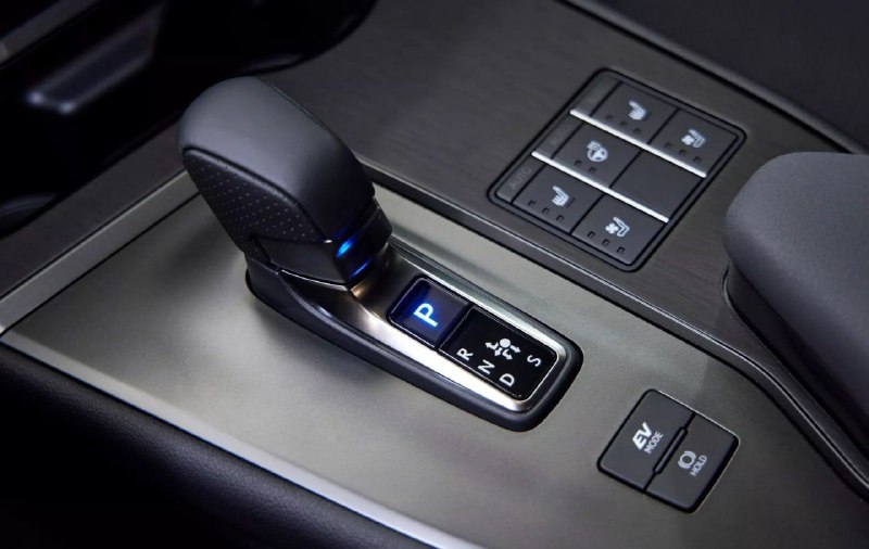 В Японии представили обновленный гибрид Lexus UX 4