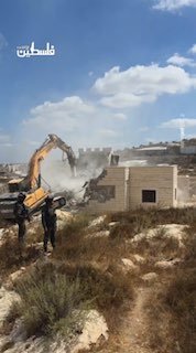 דחפורי הריסה עוקרים את אבני הבתים... אבל הם לא עוקרים את שורשי הבעלים מאדמתם...