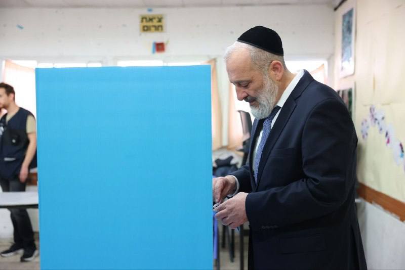 יו"ר ש"ס אריה דרעי הצביע בקלפי בשכונת הר נוף בירושלים.