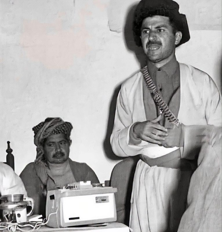 مێـژووی ناوچـەی کامیـاران: وێنەیەکی مێژوویی ڕەوانشادان:- سەرۆک مام جەلال تاڵەبانی- شێخ لەتیفی حەفید کوڕی شێخ مەحمودی نەمرساڵی ١٩٦٣ وێنەکە لەشاری کۆ