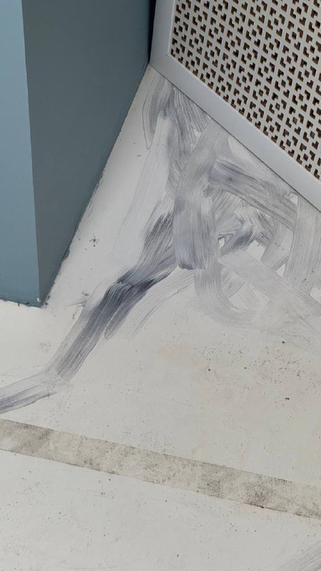 Всё под снос:— арка для малышей;— мрамор вида «каляка-маляка»;— настенные часы и картонные стены;— непонятные выступы;— плитка общественного туалета.Всё под снос:— арка для малышей;— мрамор вида «каляка-маляка»;— настенные часы и картонные стены;— непонятные выступы;— плитка общественного туалета.