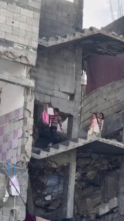 כשהחורף מתקרב, אלפי ילדים בעזה מתמודדים עם הקור בבתים שנפגעו במלחמה ובסכנת קריסה, עם קירות סדוקים וגגות פגומים שאולי לא יעמדו בגשם, בזמן שאין להם מקום בטוח למצוא בו מקלט.