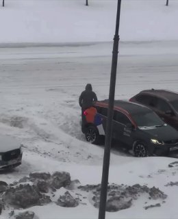 Невезучий парень обнаружен на одной из столичных парковокВодитель только расчист