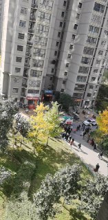 网友投稿：11月11日，陕西省西安市兴隆小区，区业主们按时将水费交给物业公司，谁知物业竟私吞未转供水公司，导致整个小区供水中断，居民用水成难题。小区内幼儿园被迫停课，孩子们的学习生活深受影响。在此期间，一名业主疑似在断水煎熬中精神崩溃，从28楼跳下自杀身亡。source感谢家人们投稿！🌸 投稿 👉 交流群 💬 备用群 🍒 VPN群