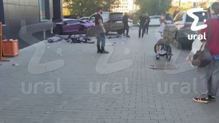 Минимум один человек пострадал в аварии с "Ламборгини" в Екатеринбурге — его увезли на скорой. По словам очевидцев, споркар въехал в парней, которые сидели у супермаркета на улице Отрадной. Одного из них увезли на скорой с переломами — предварительно, это 