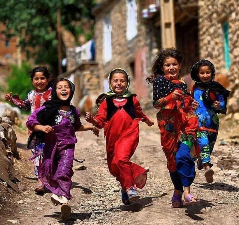 ادبیات و...: ✍️خدا كند انگورها برسندجهان مست شودتلوتلو بخورند خیابان‌هابه شانه‌ی هم بزنند رئیس جمهورها و گداها......مرزها مست شوند، ب