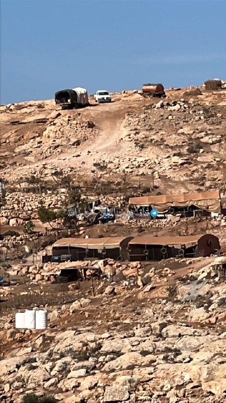 מתנחלים, מוגנים על ידי כוחות הכיבוש, הסתערו על פאתי הכפר אל-מוג'יר, צפונית מזרחית לרמאללה, וגנבו רכב.