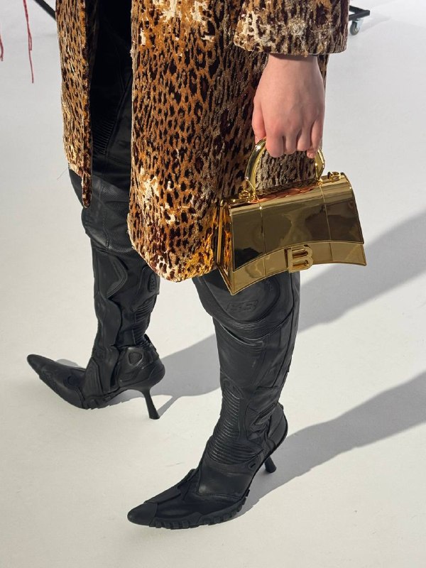 Сегодня была съемка мечты с самой крутой личной коллекцией Balenciaga от Демны. Когда не только работа, но и сами клиенты безумно вдохновляют! ✨ Смотрите наш шикарный кутюрный бэкстэйджСегодня была съемка мечты с самой крутой личной коллекцией Balenciaga от Демны. Когда не только работа, но и сами клиенты безумно вдохновляют! ✨ Смотрите наш шикарный кутюрный бэкстэйдж