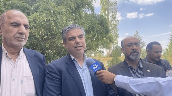 اخبار استان مرکزی: استاندار مرکزی مهمان خانواده شهید شعبانعلی شد🔹استاندار مرکزی در چهارمین روز از هفته دولت با سفر به تفرش با حضور در منزل 