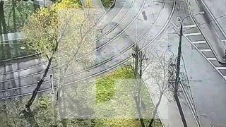 במוסקבה, חפץ על הפסים גרם לחשמלית לרדת מהפסים. צילומים ממצלמת מעקב מראה כיצד, תוך כדי תנועה, החשמלית נתקלת…