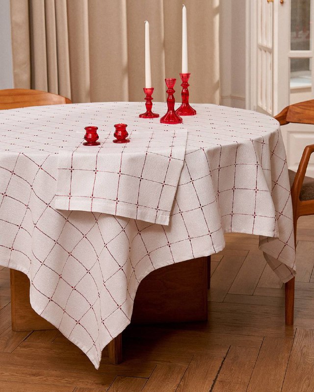 Какой праздничный стол без текстиля? Нашлась изящная новогодняя скатерть с тонким узором. С ней ваша сервировка будет еще красивее. Ссылка - изображение 3 - какой, праздничный, стол