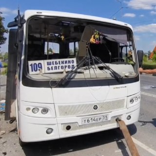 В Шебекино беспилотник ударил по пассажирскому автобусу, погибли пять человек, включая несовершеннолетнего, сообщил врио губернатора Белгородской области.По его словам, еще 23 человека получили ранения. В Минздраве позднее рассказали о госпитализации 25 по
