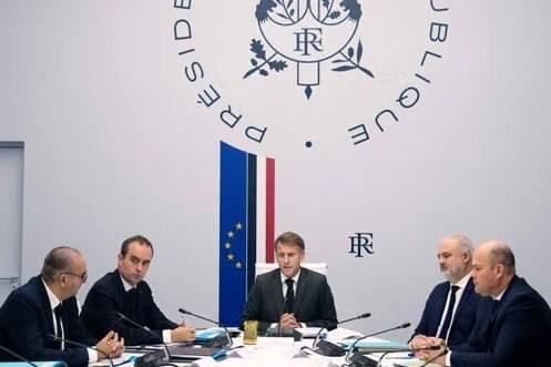 Macron announced the ban on gatherings and increased repression of the demonstrators.