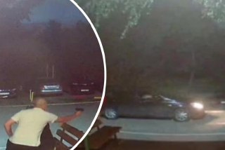 В одном из дворов Новосибирска произошла стрельба, мужчина открыл огонь по проезжавшей машине, видео опубликовал паблик «У нас на Шлюзе» (так называется микрорайон).Очевидец рассказал паблику, что «около восьмого подъезда сидела компания, выпивала», когда 