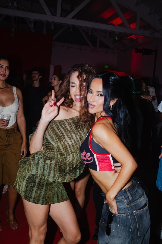 Latin Celebrities: ༆ #Updateمنتشر شده از دانا و بکی جی در جشن انتشار آلبوم BARAJA BENDITA 𖣘 #DANNA | #BeckyG ༔ @LatinCelebrities ༔༆ #Upda