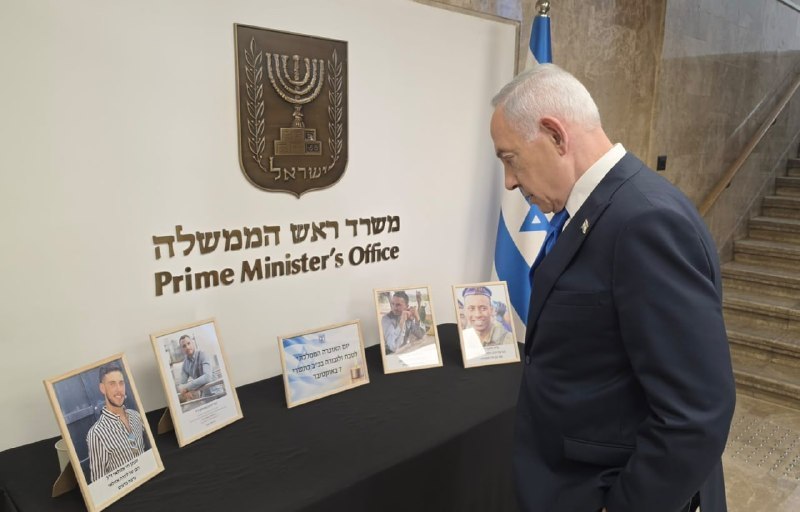 Prime Minister Binyamin Netanyahu: "Today I lit a memorial candle in the Prime Minister's office in Jerusalem in memory of all those murdered on October 7 by the monsters of Hamas. The nation unites on this day in longing for our loved ones. We will complete the task - we will come and settle accounts with all the murderers." Photo: Prime Minister's Spokesperson